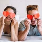 Intenties en verwachtingen: Het is cruciaal om de eigen motivaties en verwachtingen te begrijpen voordat men zich op dergelijke platforms begeeft. Het zoeken naar externe spanning kan wijzen op onvervulde behoeften binnen de huidige relatie.