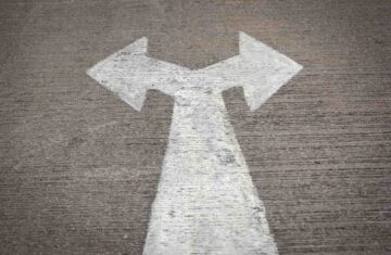 Het artikel "Verandering" op yc-m.nl bespreekt een veelvoorkomende misvatting bij mensen die coaching zoeken: de overtuiging dat zíj moeten veranderen. De coach benadrukt dat dit niet per se het geval is. In plaats daarvan richt de begeleiding zich op het verkennen van persoonlijke doelen, het herkennen van bestaande sterke punten en het benutten van innerlijke kracht om gewenste veranderingen te realiseren. Het doel is niet om iemand compleet te veranderen, maar om bewustzijn te creëren en bestaande kwaliteiten te versterken om effectiever met uitdagingen om te gaan.