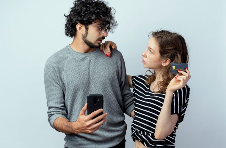 Het artikel "Vreemdgaan" op yc-m.nl bespreekt de complexe gevoelens en dilemma's die ontstaan wanneer iemand onverwacht verliefd wordt op een ander dan hun partner.